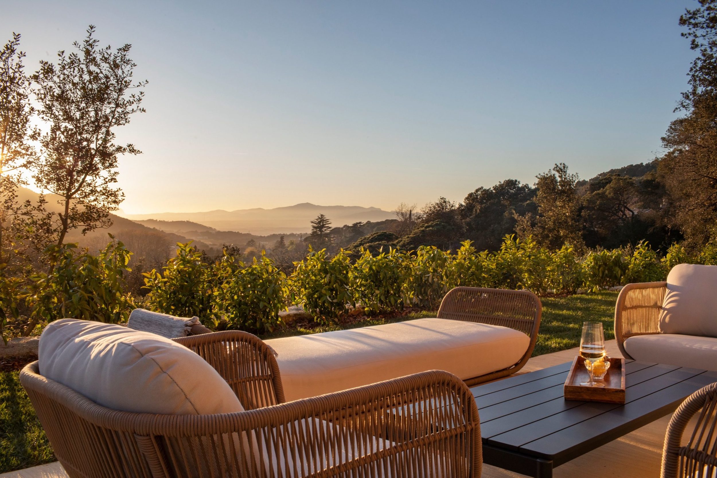 Terraza exterior con vistas al parque natural en Mas Salagros, ecoresort en Barcelona